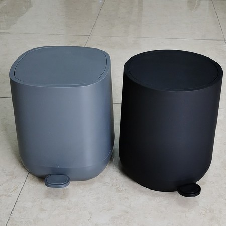 All plastic 5L circular and square trash cans